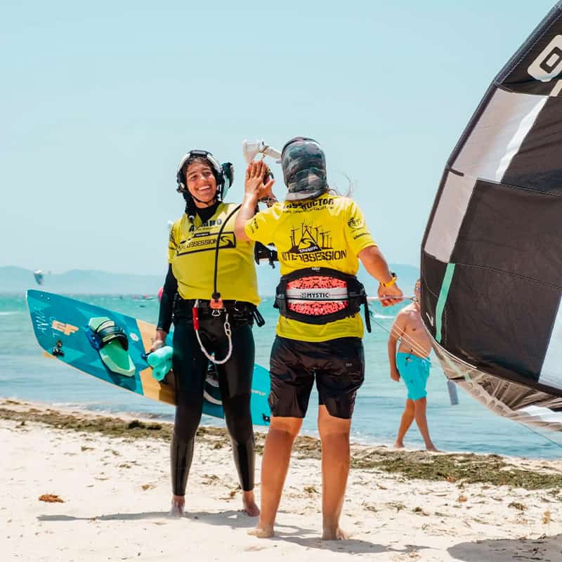 “Instructor dando una clase de kitesurf en Tarifa a un alumno principiante