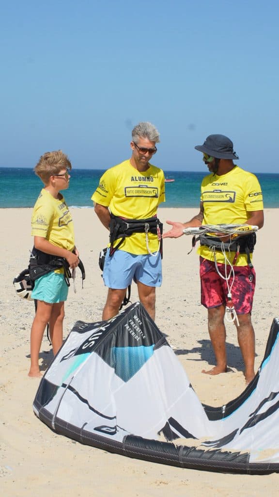 Curso de kitesurf semi privado en Tarifa con el kite